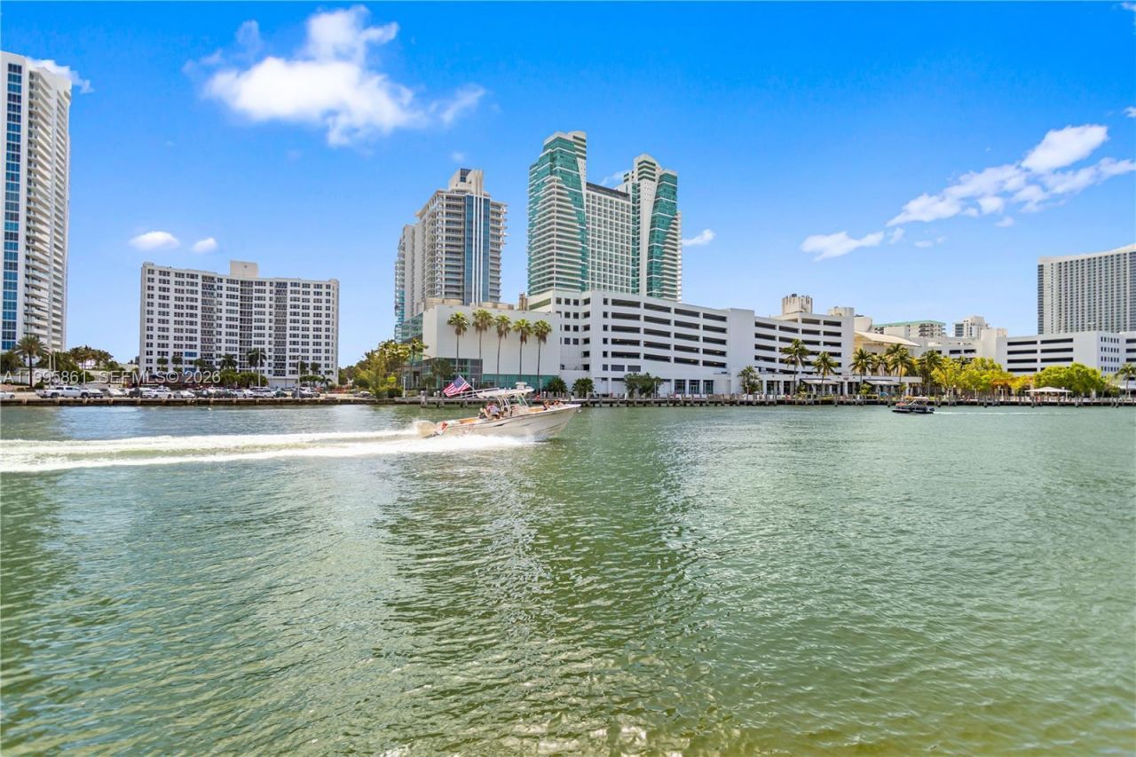 600 Parkview Dr, Unit 204, Hallandale Beach, FL 33009 Photo