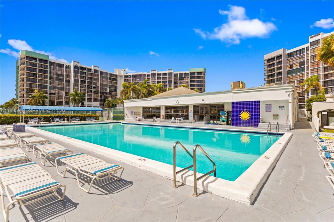 600 Parkview Dr, Unit 204, Hallandale Beach, FL 33009 Photo