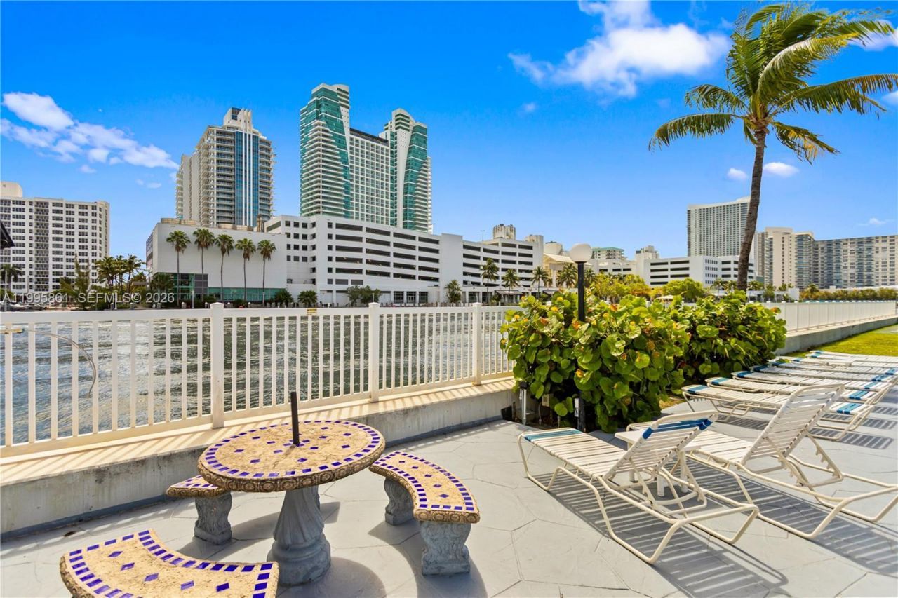 600 Parkview Dr, Unit 204, Hallandale Beach, FL 33009 Photo