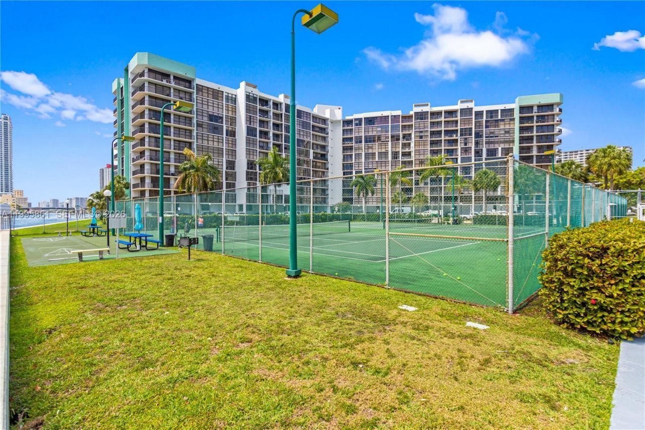 600 Parkview Dr, Unit 204, Hallandale Beach, FL 33009 Photo