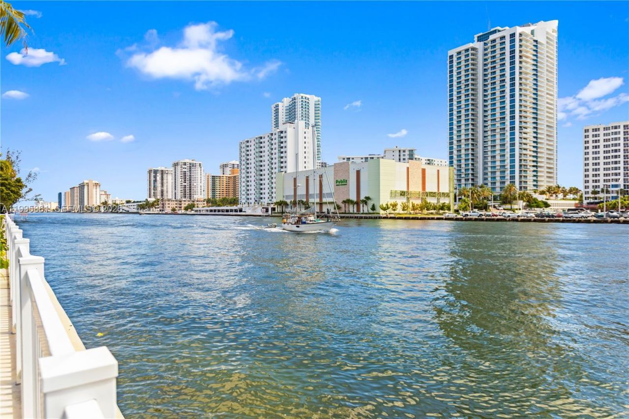 600 Parkview Dr, Unit 204, Hallandale Beach, FL 33009 Photo