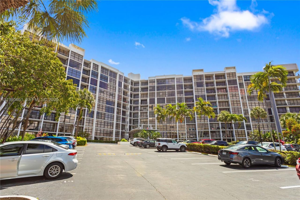 600 Parkview Dr, Unit 204, Hallandale Beach, FL 33009 Photo