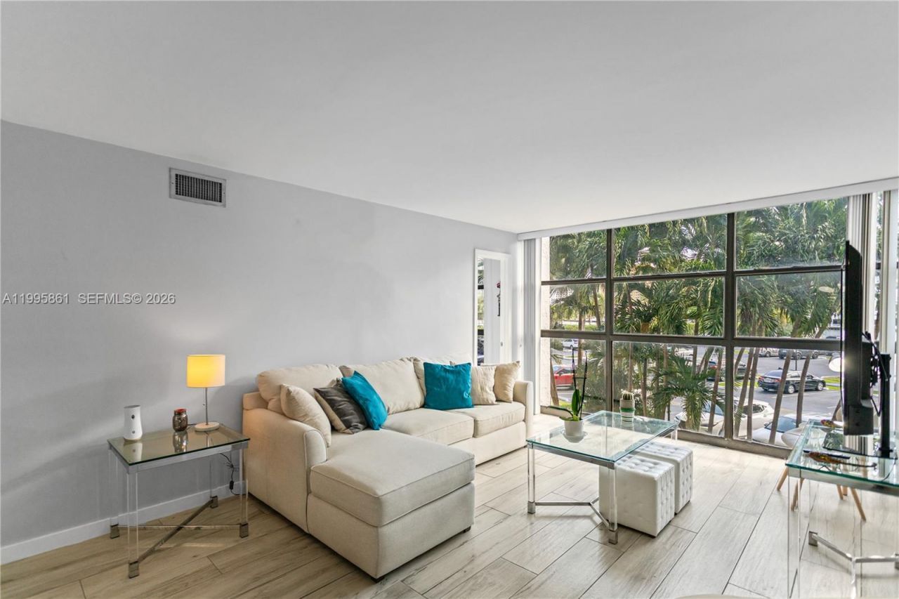 600 Parkview Dr, Unit 204, Hallandale Beach, FL 33009 Photo