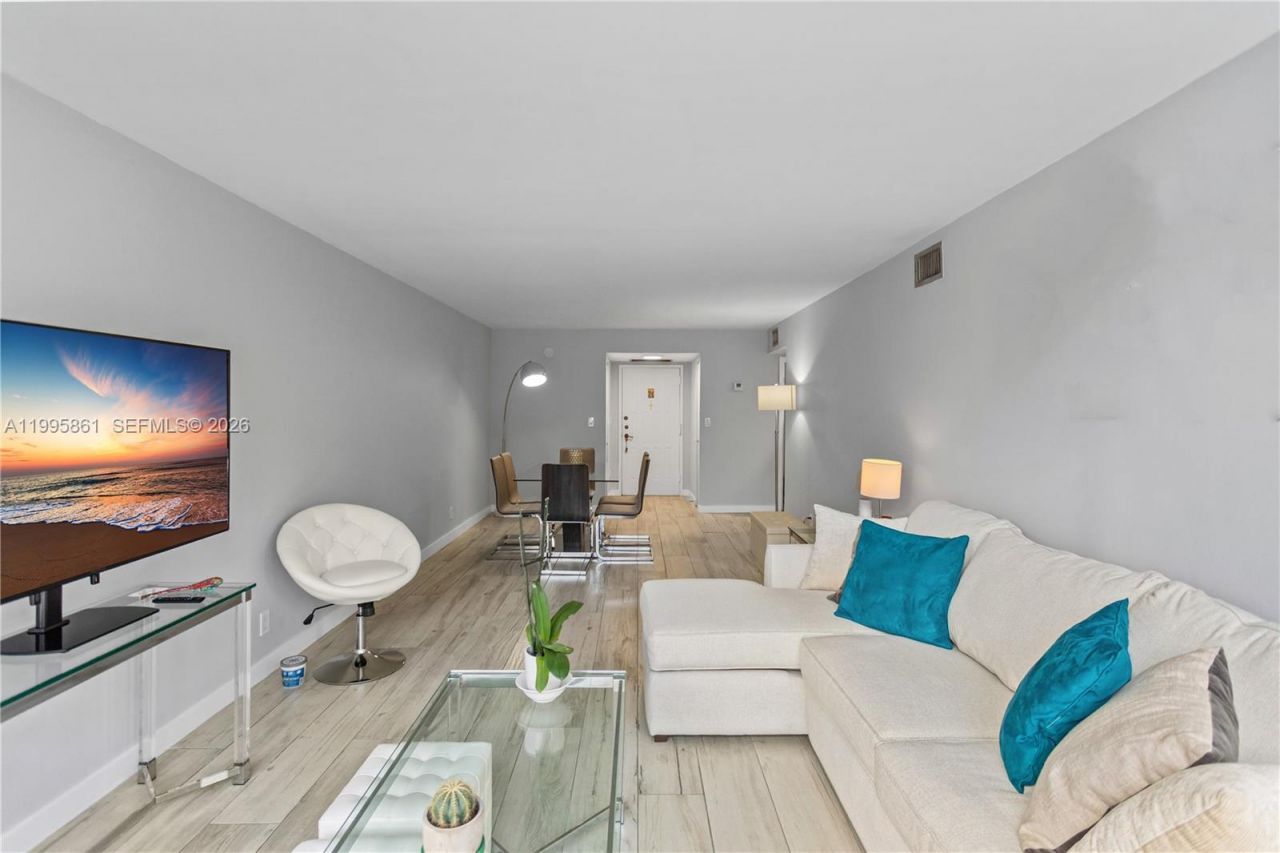 600 Parkview Dr, Unit 204, Hallandale Beach, FL 33009 Photo