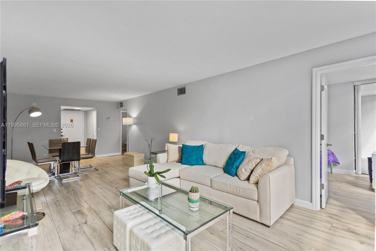 600 Parkview Dr, Unit 204, Hallandale Beach, FL 33009 Photo