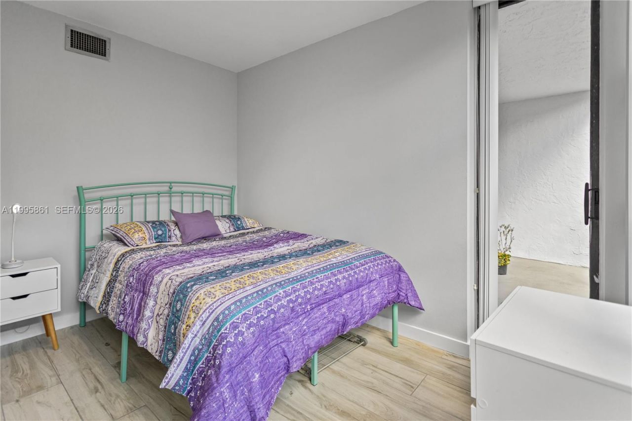 600 Parkview Dr, Unit 204, Hallandale Beach, FL 33009 Photo