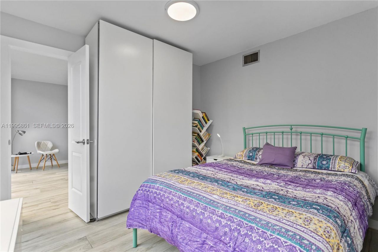 600 Parkview Dr, Unit 204, Hallandale Beach, FL 33009 Photo