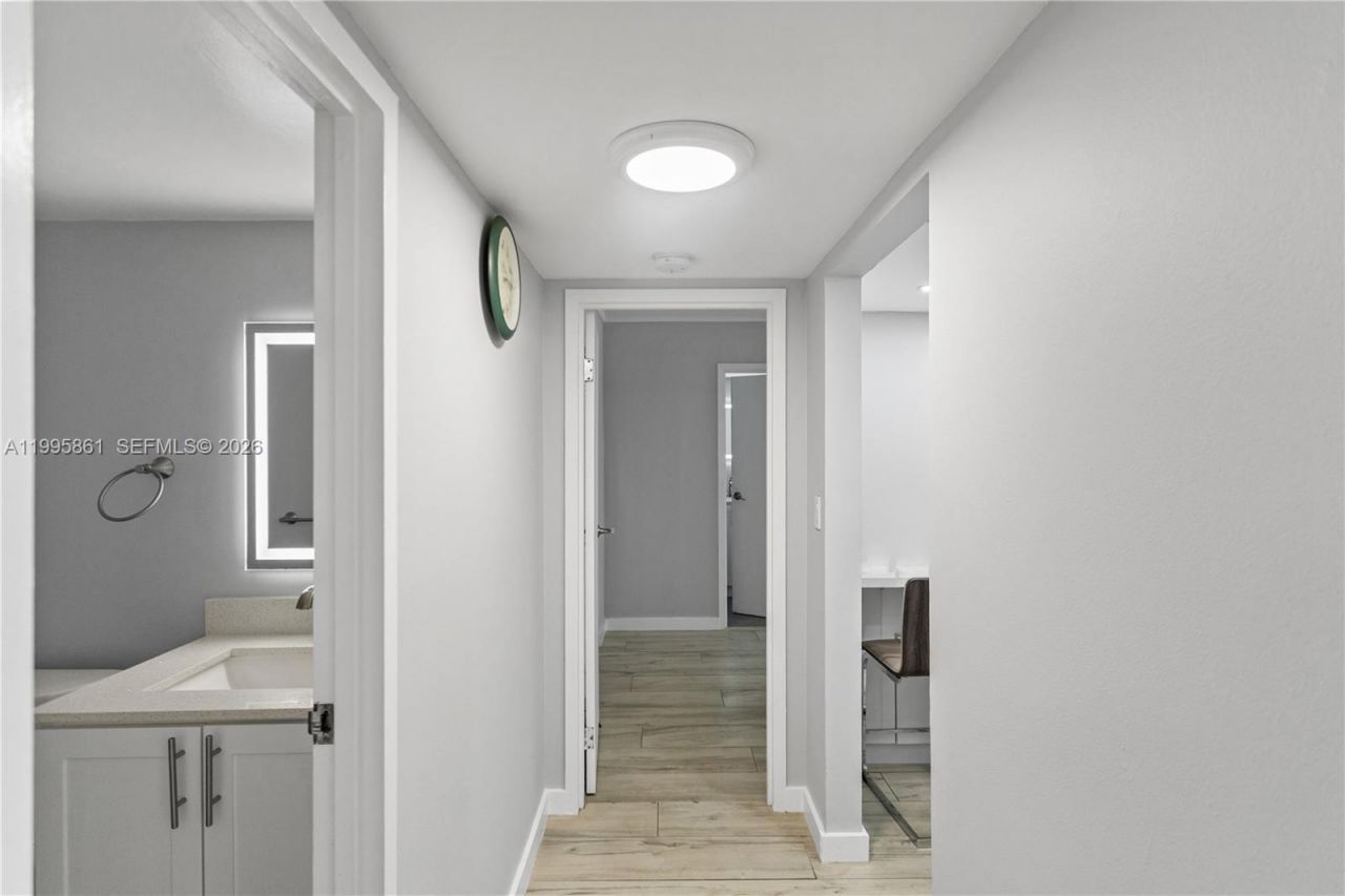 600 Parkview Dr, Unit 204, Hallandale Beach, FL 33009 Photo