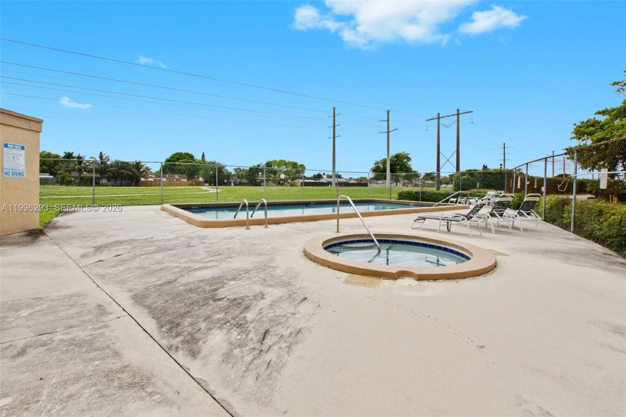 1360 NW 97th Ter, Unit 272, Pembroke Pines, FL 33024 Photo