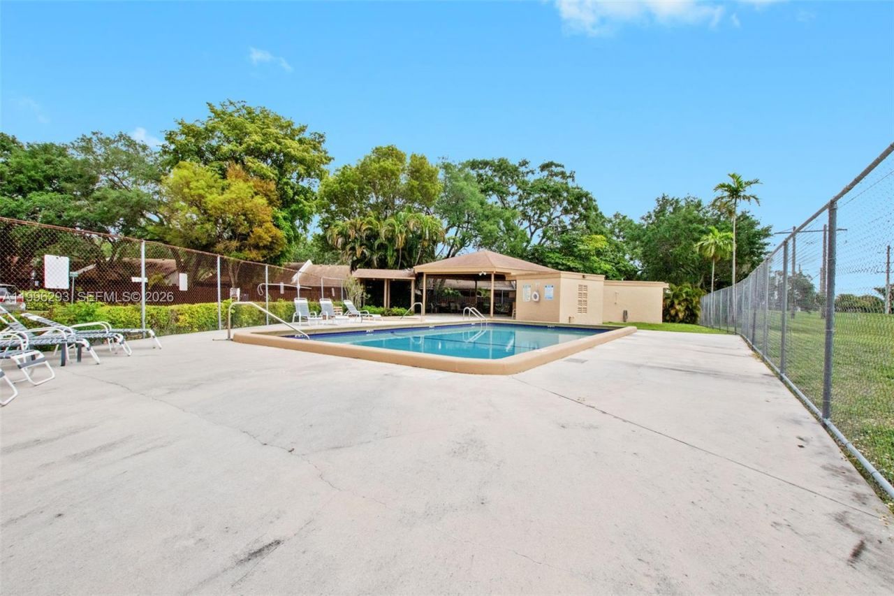 1360 NW 97th Ter, Unit 272, Pembroke Pines, FL 33024 Photo