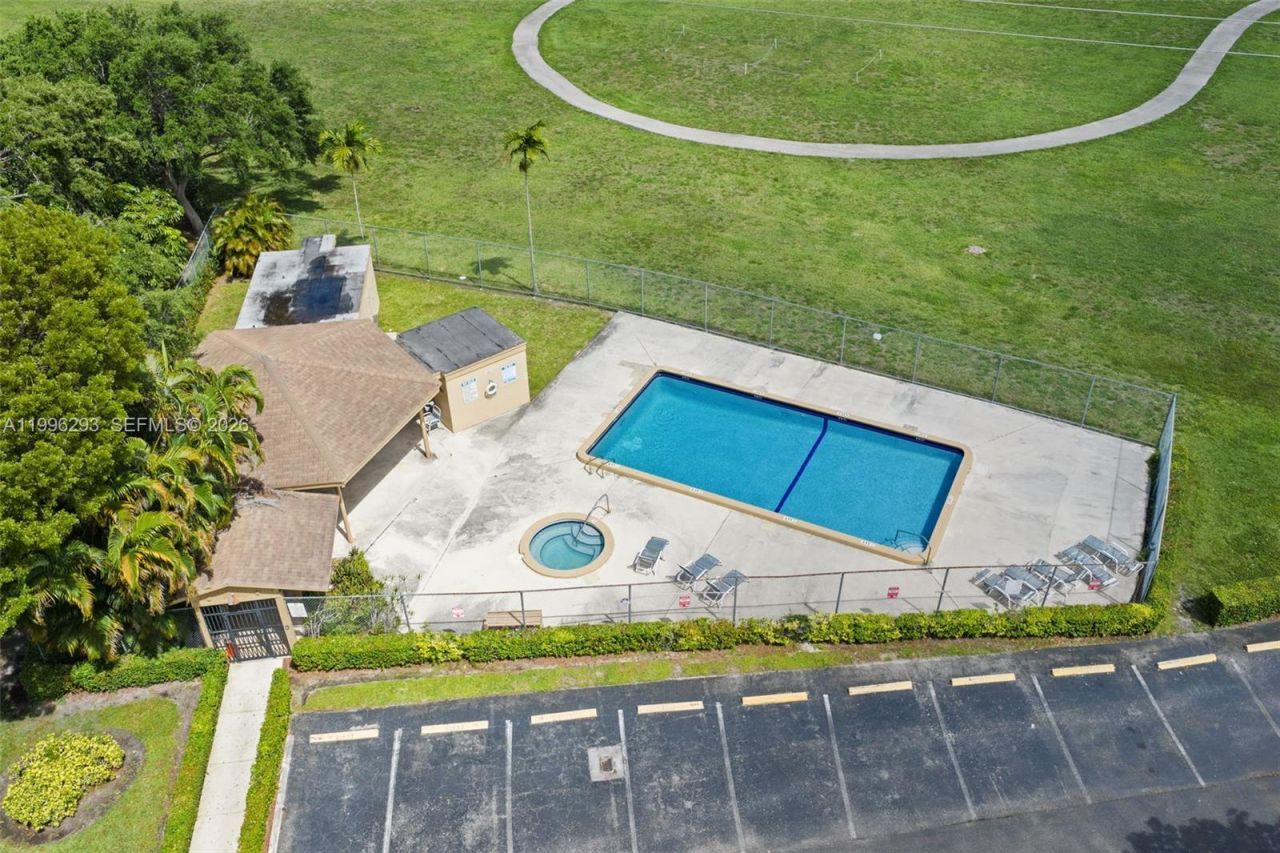 1360 NW 97th Ter, Unit 272, Pembroke Pines, FL 33024 Photo