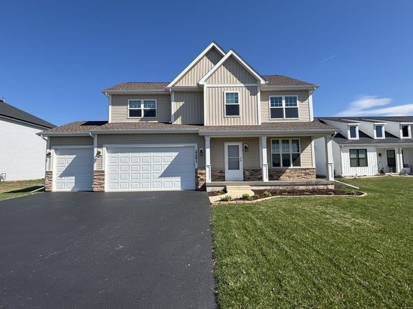 2251 Coventry Circle S, Sycamore, IL 60178