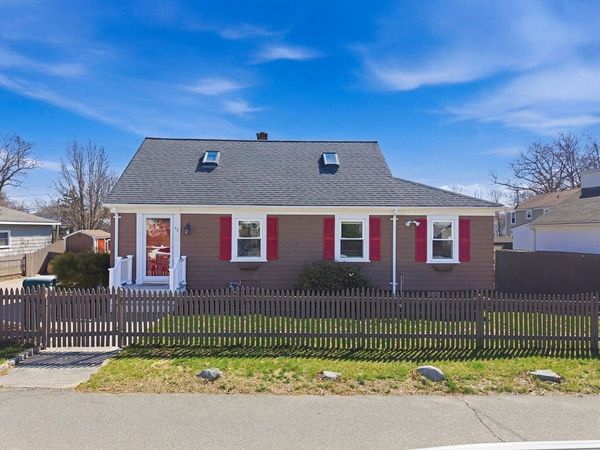 52 Worthen St, Swansea, MA 02777