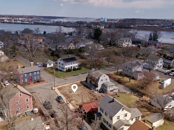 35 Felt St, Salem, MA 01970