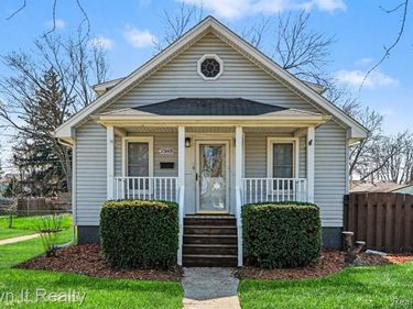 25605 Yale Street, Dearborn Heights, MI 48125