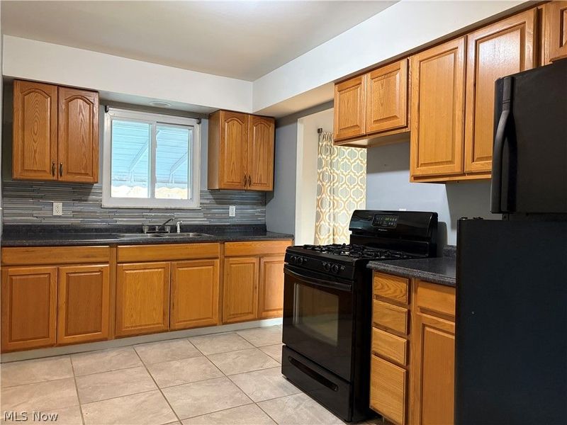 4027 Crest Drive , Cleveland, OH 44109 Photo 3