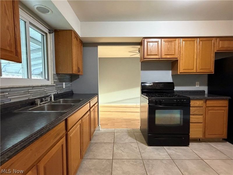 4027 Crest Drive , Cleveland, OH 44109 Photo 4