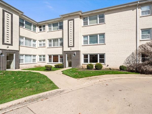 5236 N Potawatomie Street , Unit 101, Chicago, IL 60656