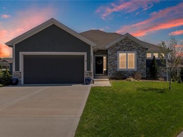 7425 NW Douglas Court, Parkville, MO 64152