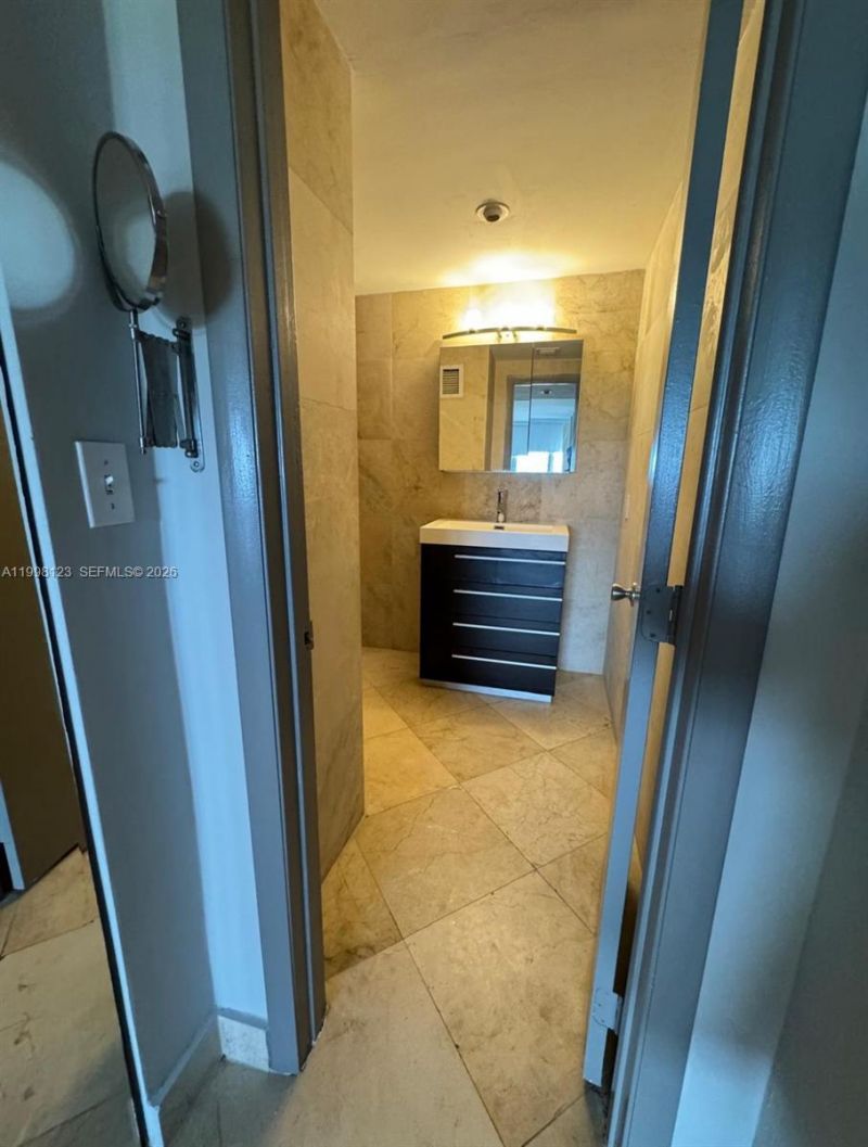 5825 Collins Ave , Unit 9B, Miami Beach, FL 33140 Photo