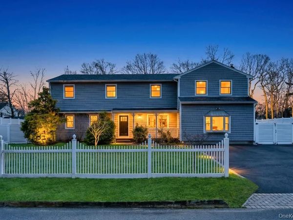 10 Winnetica Lane , East Islip, NY 11730