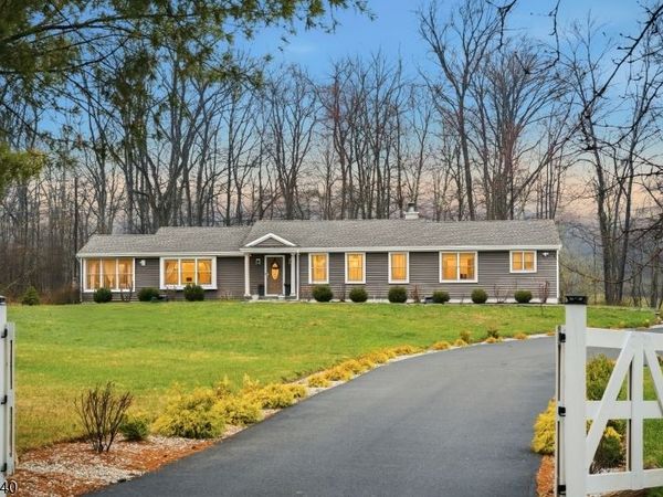 17 Fairmount Rd W, Tewksbury, NJ 07830