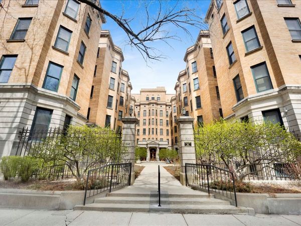 550 W Surf Street , Unit 002, Chicago, IL 60657