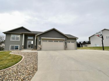 887 Golf View Avenue, Zumbrota, MN 55992