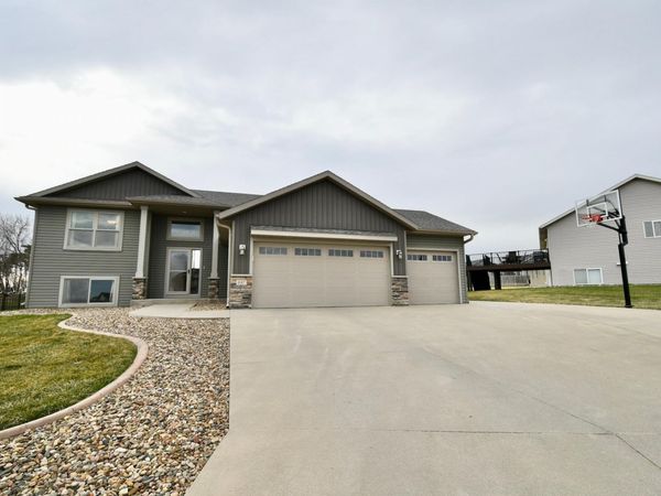 887 Golf View Avenue, Zumbrota, MN 55992