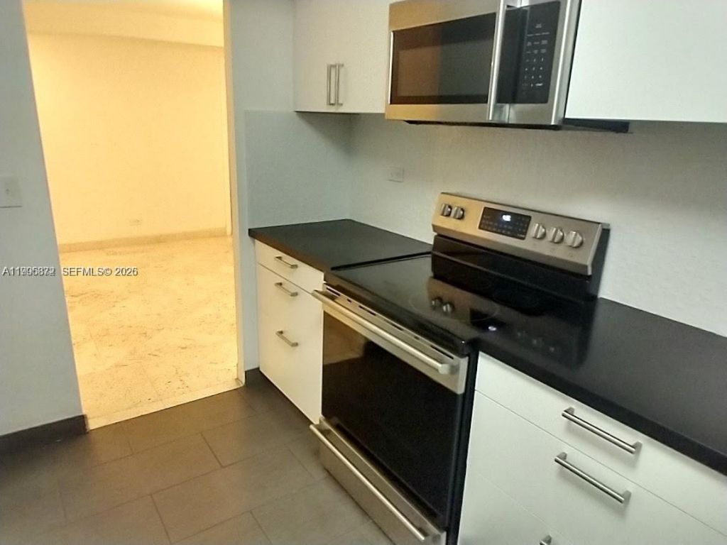 6039 Collins Ave , Unit 407, Miami Beach, FL 33140 Photo