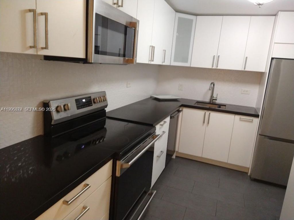 6039 Collins Ave , Unit 407, Miami Beach, FL 33140 Photo