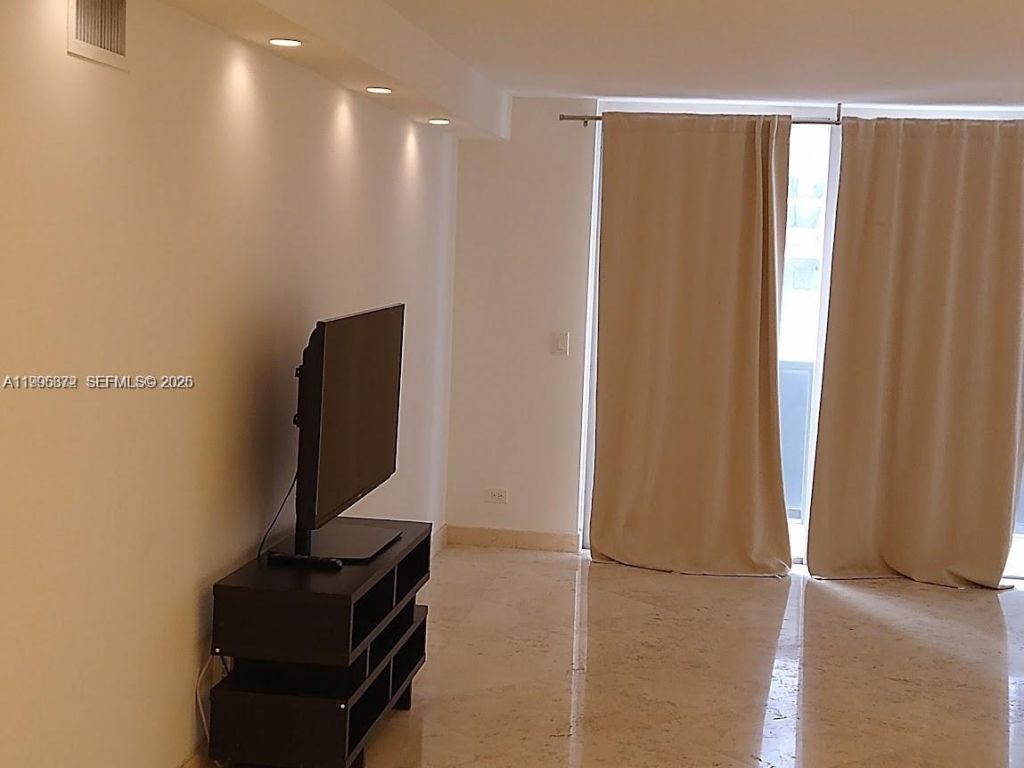 6039 Collins Ave , Unit 407, Miami Beach, FL 33140 Photo