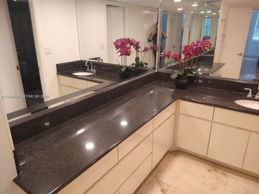 6039 Collins Ave , Unit 407, Miami Beach, FL 33140 Photo