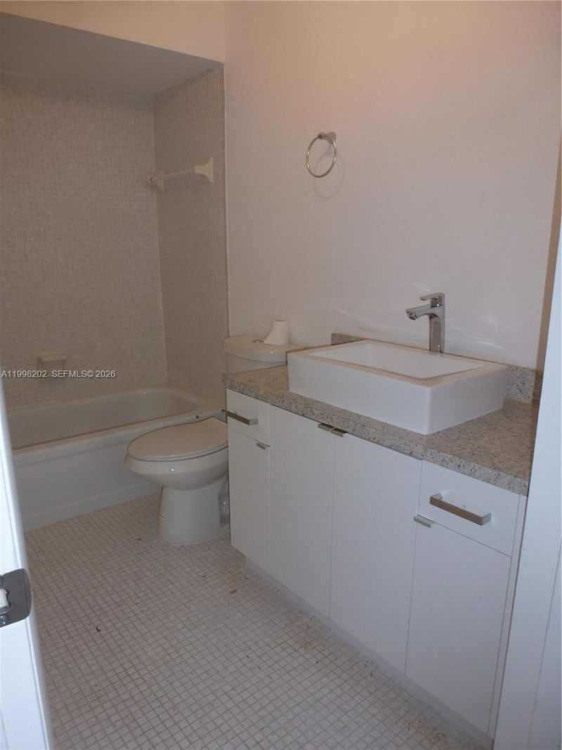 220 Lakeview Dr , Unit 301, Weston, FL 33326 Photo