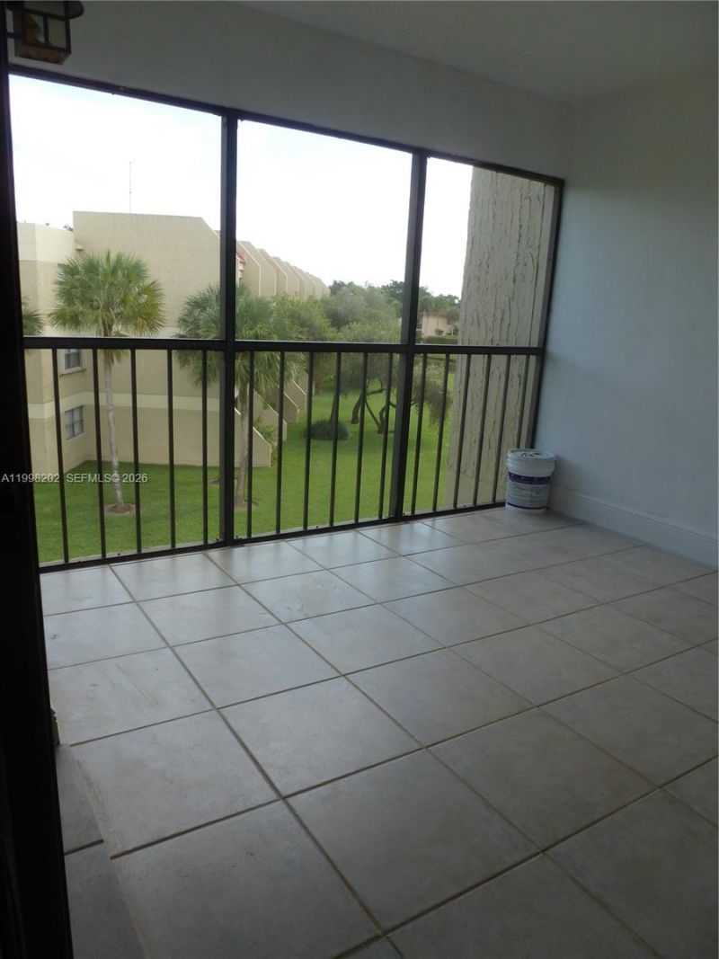 220 Lakeview Dr , Unit 301, Weston, FL 33326 Photo
