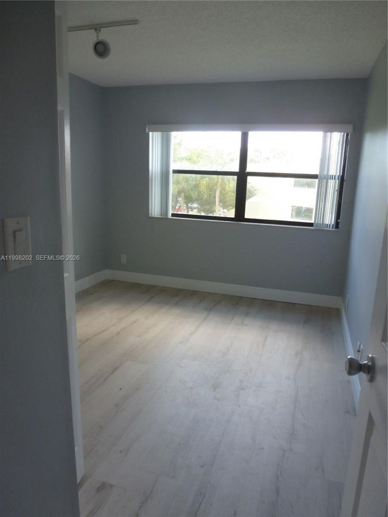 220 Lakeview Dr , Unit 301, Weston, FL 33326 Photo