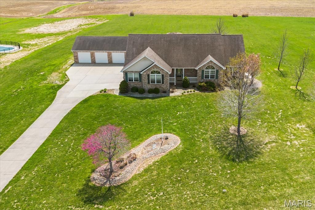 932 Virginia Drive, Marine, IL 62061 Main Photo