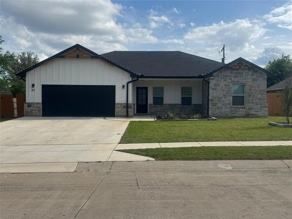 317 Lakeview Drive, Alvarado, TX 76009