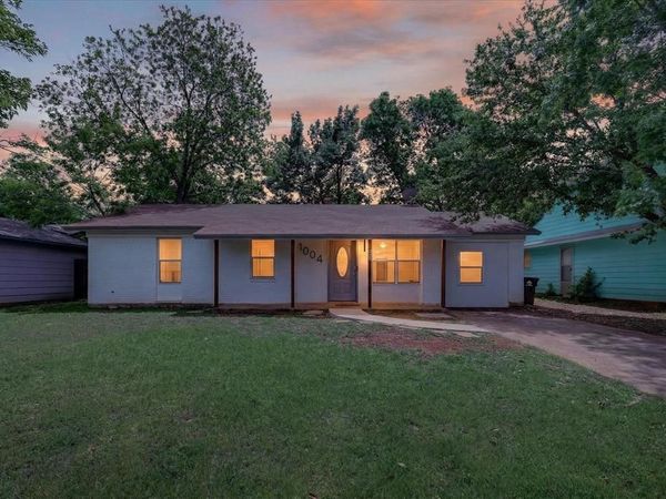 1004 Woodbrook Street , Arlington, TX 76011