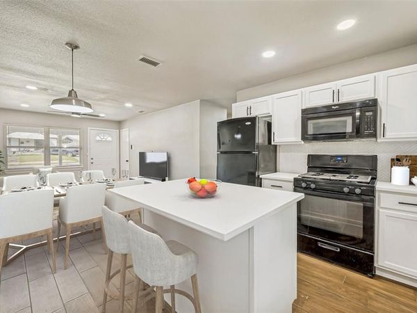 1913 San Antonio Street, Grand Prairie, TX 75051