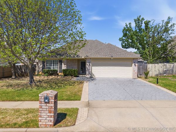 104 N Oak Place, Broken Arrow, OK 74012