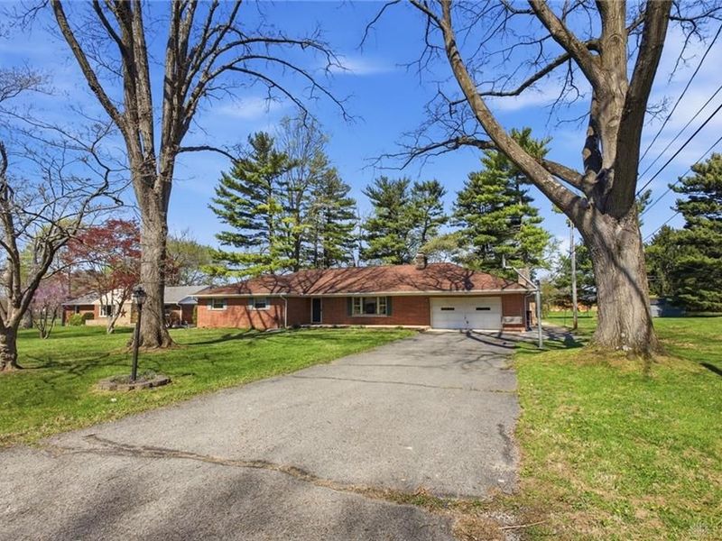 814 Wellington Drive, Springfield Township, OH 45506 Photo 2