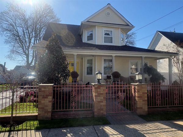 25 Rutland Road, Freeport, NY 11520