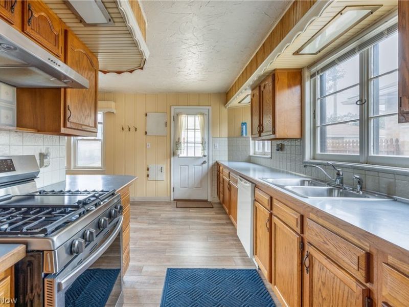1303 Dartmoor Avenue, Parma, OH 44134 Photo 7