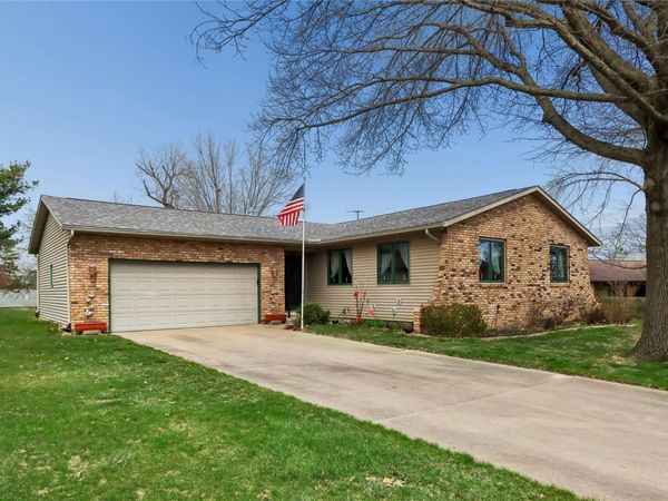 2112 Sandalwood Drive NE, Cedar Rapids, IA 52402