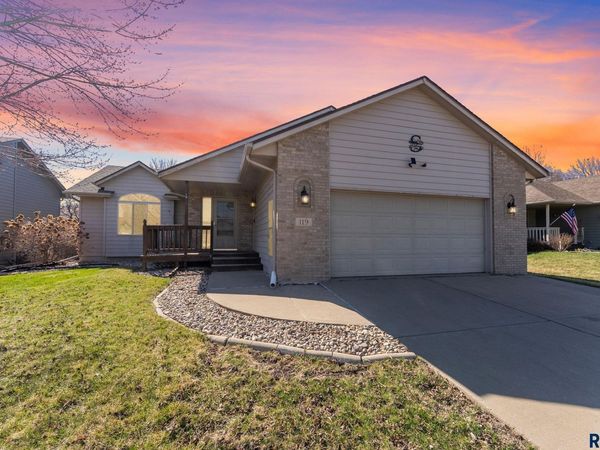 119 N La Salle Cir, Sioux Falls, SD 57110