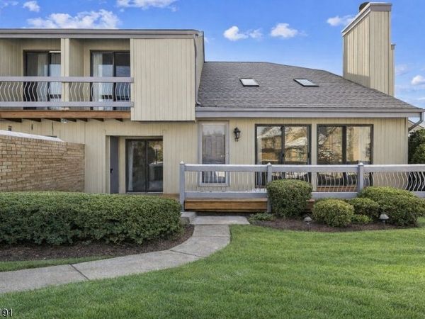 18 Woodhill St, Franklin, NJ 08873