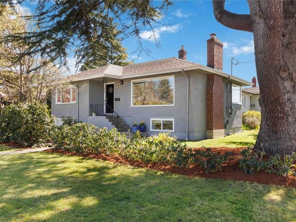 2001 Carrick St, Oak Bay, BC V8R 2M5