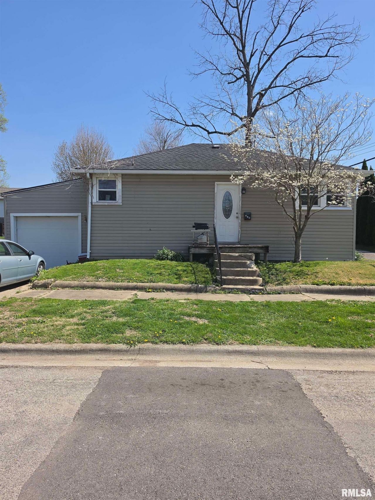 220 Pine Street, Lincoln, IL 62656 Main Photo