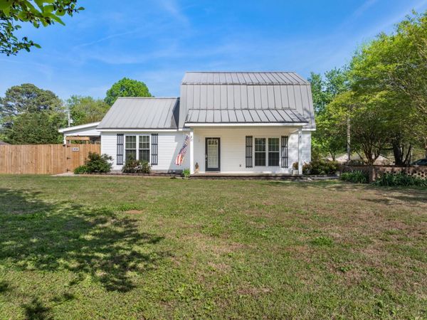 10 Montclair Dr, Killen, AL 35645